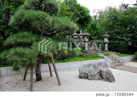 東京都大田区南千束にある洗足池公園　勝海舟夫妻のお墓の全景を正面左側より撮影 72086384