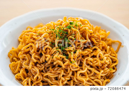 インスタントの焼きそば 72086474