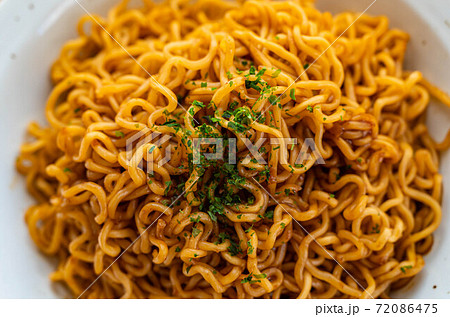 インスタントの焼きそば インスタントの焼きそば 72086475