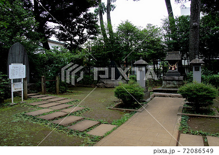 東京都大田区南千束にある洗足池公園　南洲西郷先生留魂祠と留魂詩碑と説明文の全景を撮影 72086549