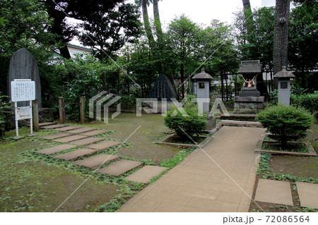 東京都大田区南千束にある洗足池公園　南洲西郷先生留魂祠と留魂詩碑と説明文の全景　別アングル 72086564