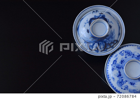 アンティーク 伊万里焼 陶磁器. 蓋つき茶碗を 黒背景にレイアウト（ソフトフォーカス） 72086784