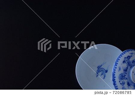 アンティーク 伊万里焼 陶磁器. 蓋つき茶碗を 黒背景にレイアウト（ソフトフォーカス） 72086785