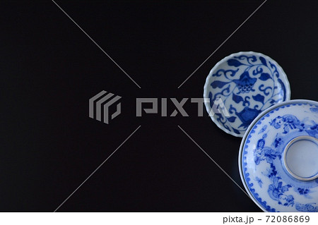 アンティーク 伊万里焼 陶磁器. 蓋つき茶碗と小皿を 黒背景にレイアウト(ソフト焦点) アンティーク 伊万里焼 陶磁器. 蓋つき茶碗と小皿を 黒背景にレイアウト(ソフト焦点) 72086869