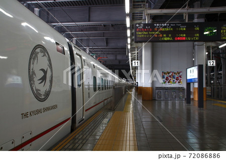 博多駅に停車中の九州新幹線800系 72086886