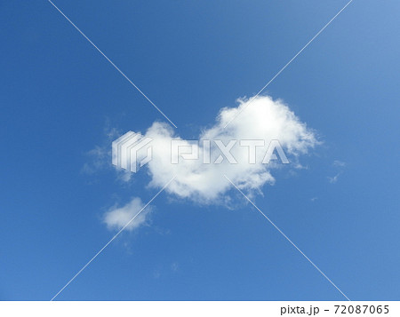 綿菓子のように空に浮くふんわり雲の写真素材