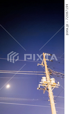 夜の電柱 夜の電柱 72087194