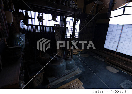 古民家の土間 72087239