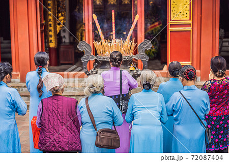 Group of elderly asian women praying in a buddhist temple 72087404