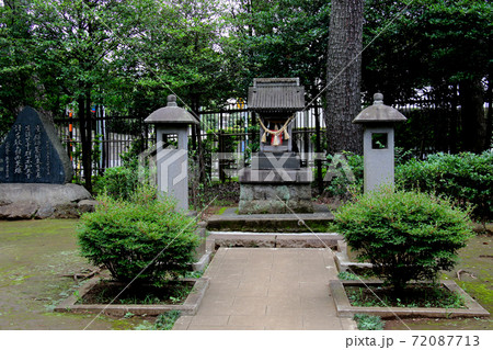東京都大田区南千束にある洗足池公園 南洲西郷先生留魂祠 正面から全景 左には 徳富蘇峰詩碑 東京都大田区南千束にある洗足池公園 南洲西郷先生留魂祠 正面から全景 左には 徳富蘇峰詩碑 72087713
