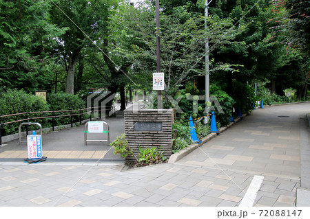 東京都大田区南千束にある洗足池公園　東側中央にある入り口の門 72088147