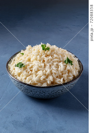 White rice in a bowl, boiled, served with parsley White rice in a bowl, boiled, served with parsley 72088358
