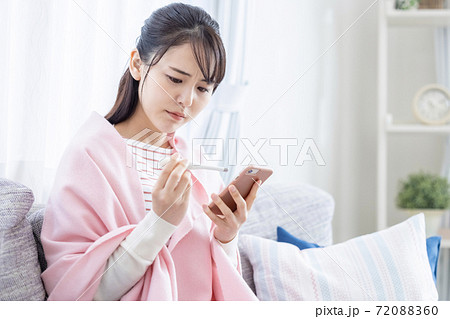体調不良 体温を測る若い女性 体調不良 体温を測る若い女性 72088360