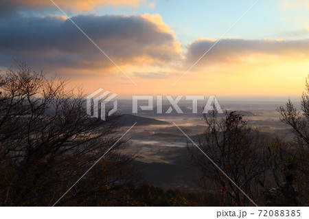 筑波山、風返し峠から石岡市方面の朝霧風景を望む 72088385