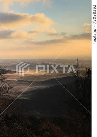 筑波山、風返し峠から石岡市方面の朝霧風景を望む 72088392