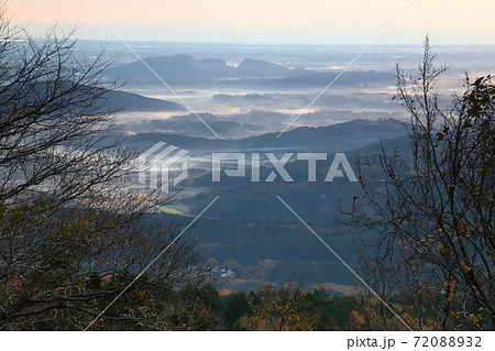 筑波山、風返し峠から朝霧に包まれた石岡市内を望む 72088932