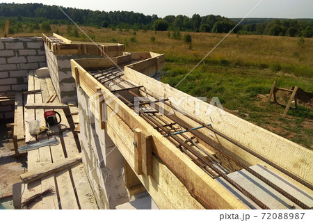 Laying reinforcement on the already erected wall 72088987