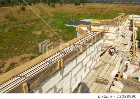 Laying reinforcement on the already erected wall 72088990