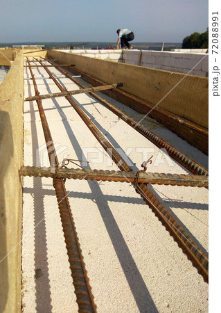 Laying reinforcement on the already erected wall Laying reinforcement on the already erected wall 72088991
