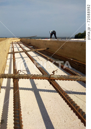 Laying reinforcement on the already erected wall 72088992