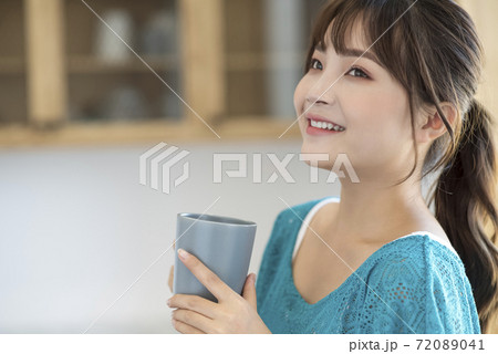 A young woman drinking coffee A young woman drinking coffee 72089041