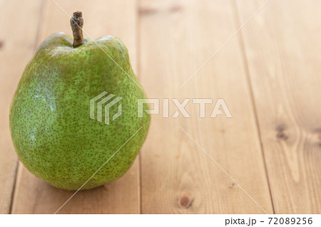 テーブルの上の洋梨 72089256