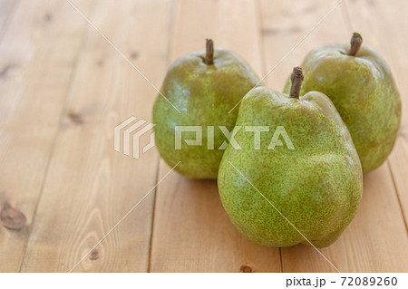 テーブルの上の洋梨 72089260