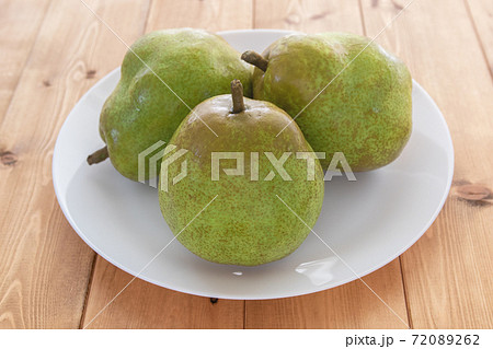 白い皿の上の洋梨 72089262