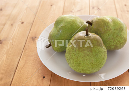 白い皿の上の洋梨 72089263