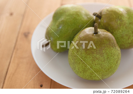 白い皿の上の洋梨 72089264