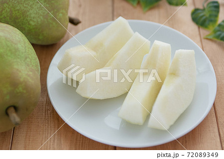 白い皿に盛り付けた洋梨 72089349