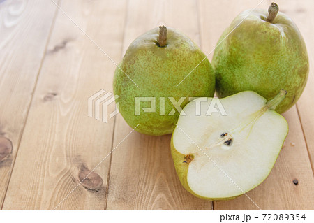 洋梨とコピースペース 72089354