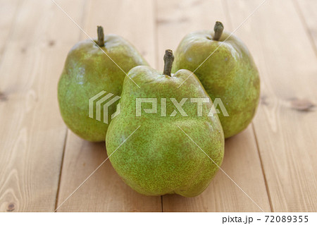 テーブルの上の洋梨 72089355