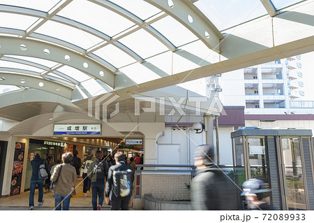 都市風景　成増駅北口前の人通り　東京都板橋区 72089933