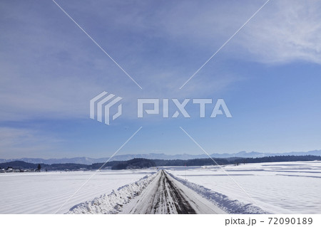 除雪された道 72090189