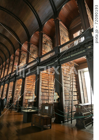 ダブリンのトリニティカレッジ図書館の本棚 ダブリンのトリニティカレッジ図書館の本棚 72090193