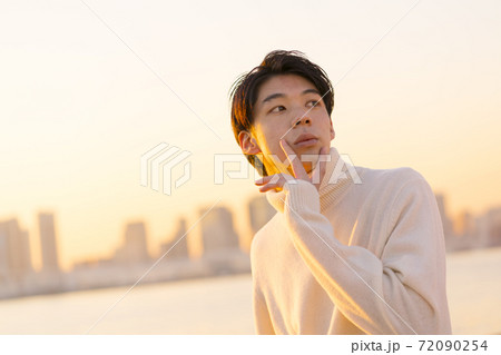 若い男性 夕日 若い男性 夕日 72090254