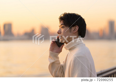 若い男性 スマートフォン 若い男性 スマートフォン 72090255
