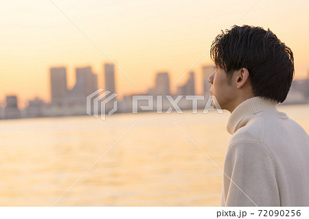 若い男性 夕日 若い男性 夕日 72090256