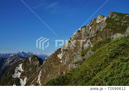 甲斐駒ヶ岳の山頂と白根三山 72090612