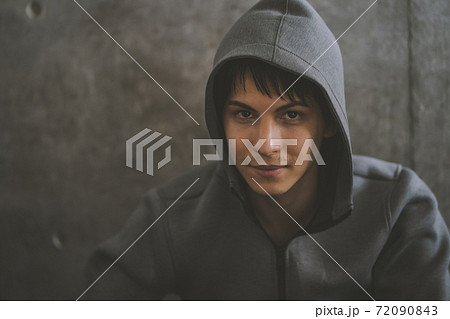 フードをかぶる男性 72090843