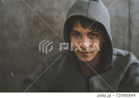 フードをかぶる男性 72090844