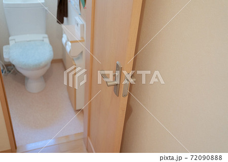 トイレのドア交換 72090888