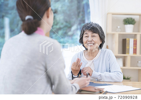 介護保険認定調査を受けるシニア女性 72090928