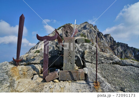 甲斐駒ヶ岳摩利支天の山頂の祠 72091173