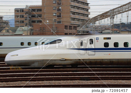 博多総合車両所を出発するN700系新幹線 72091457