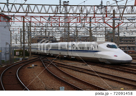 博多総合車両所を出発するN700系新幹線 博多総合車両所を出発するN700系新幹線 72091458