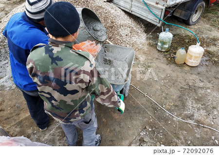 Mobile electric cement mixer and wheelbarrow with cement mortar Mobile electric cement mixer and wheelbarrow with cement mortar 72092076