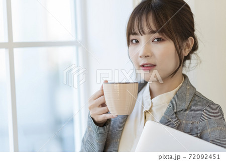 Beautiful business woman 72092451
