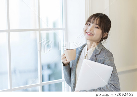 Beautiful business woman 72092455